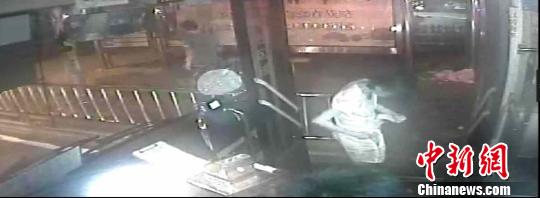 女乘客扔萬元現金稱“不要了”公交司機尋主未果