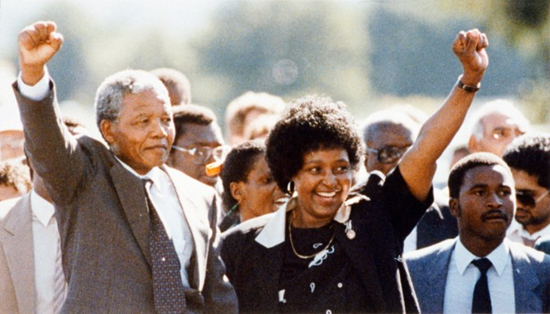 1990�꣬���������z���c���ݡ��������y�ֵ���Ƭ�ɞ鿹���N����x�Ę�־��һĻ���Y����Ƭ