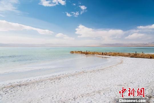 圖為天氣晴好時的青海茶卡鹽湖。(資料圖) 鐘欣 攝
