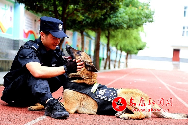 警犬一狼及訓導員.jpg