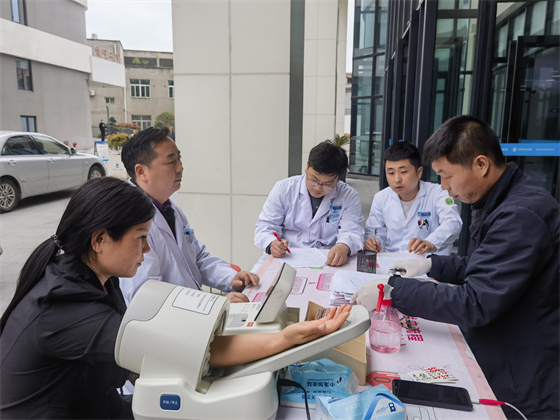 一“臂”之力，踐行醫者擔當——安康市中心血站聯合漢濱區第三人民醫院開展無償獻血活動