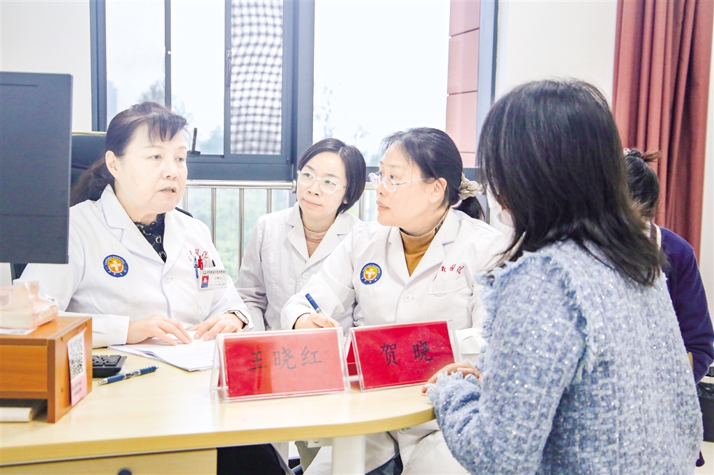 空軍軍醫大學唐都醫院王曉紅教授帶領團隊開展義診