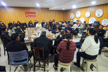 嵐皋縣城關鎮龍安佳苑小區召開院落會。張昊 攝