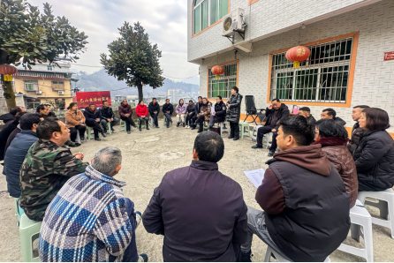 嵐皋縣城關鎮城關村召開院落會。胡月 攝