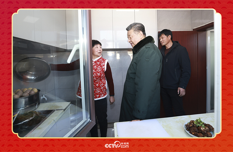 2025年春節(jié)前夕，習(xí)近平總書(shū)記在遼寧葫蘆島市綏中縣明水滿(mǎn)族鄉(xiāng)祝家溝村考察時(shí)，走進(jìn)村民朱西存家看望。