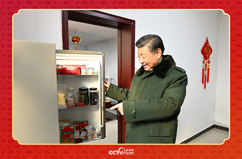 2024年春節(jié)前夕，習(xí)近平總書(shū)記在天津第六埠村考察時(shí)，走進(jìn)村民杜洪剛家看望。