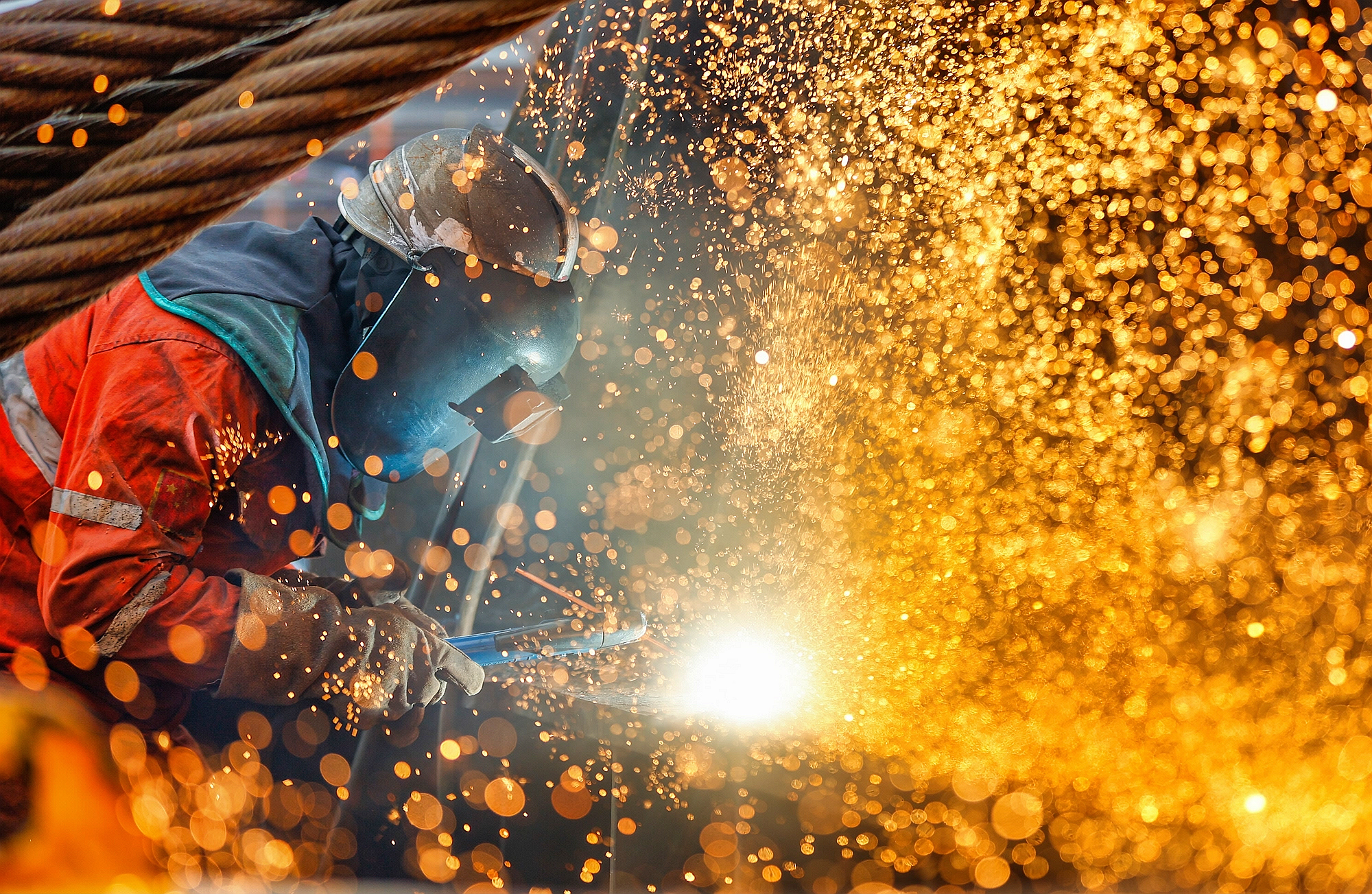 △ 2026年1月29日，在天津市濱海新區(qū)，海上油氣平臺建設(shè)工人進行現(xiàn)場施工。