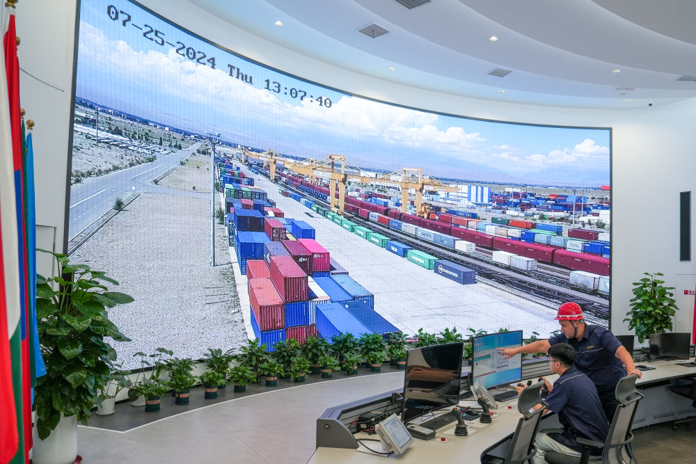 △ 在中哈(連云港)物流合作基地,工作人員通過“中哈物流場站”信息化跟蹤系統查看集裝箱運輸情況(2024年7月25日攝)。
