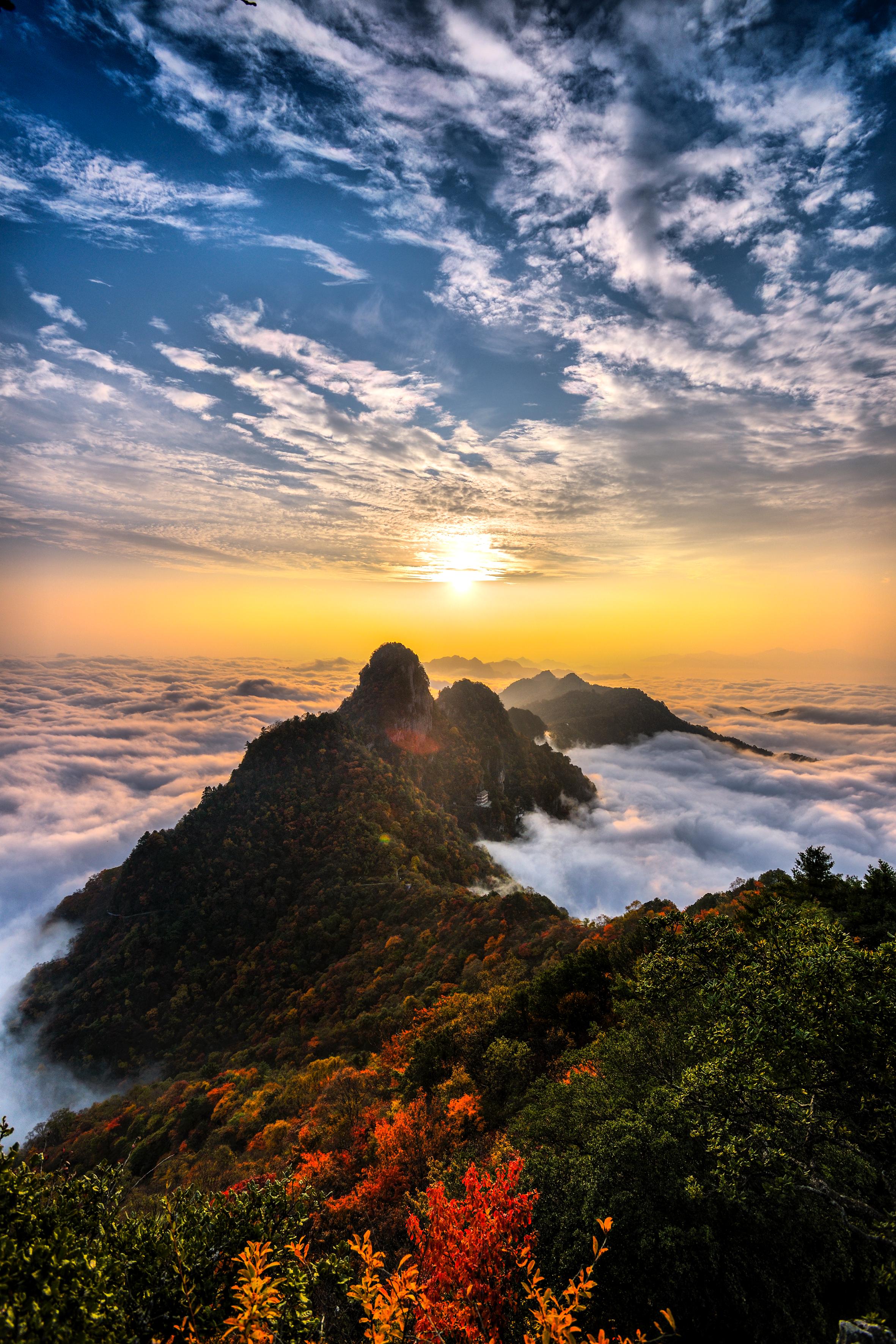 金峰破霧迎朝暉 邱仕君 攝