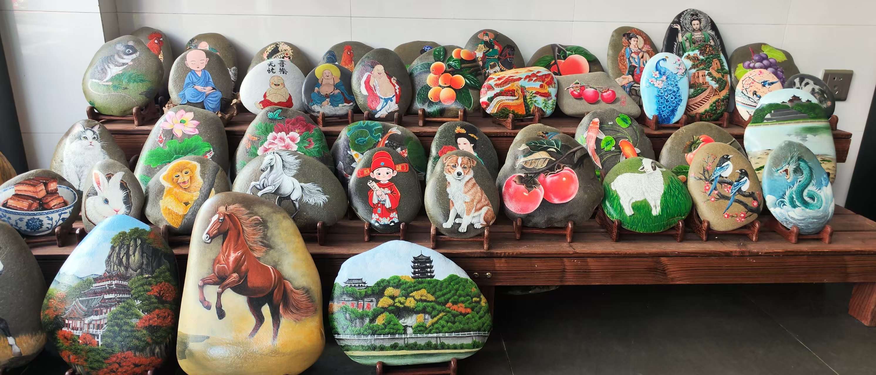 李景麗手繪的石頭畫