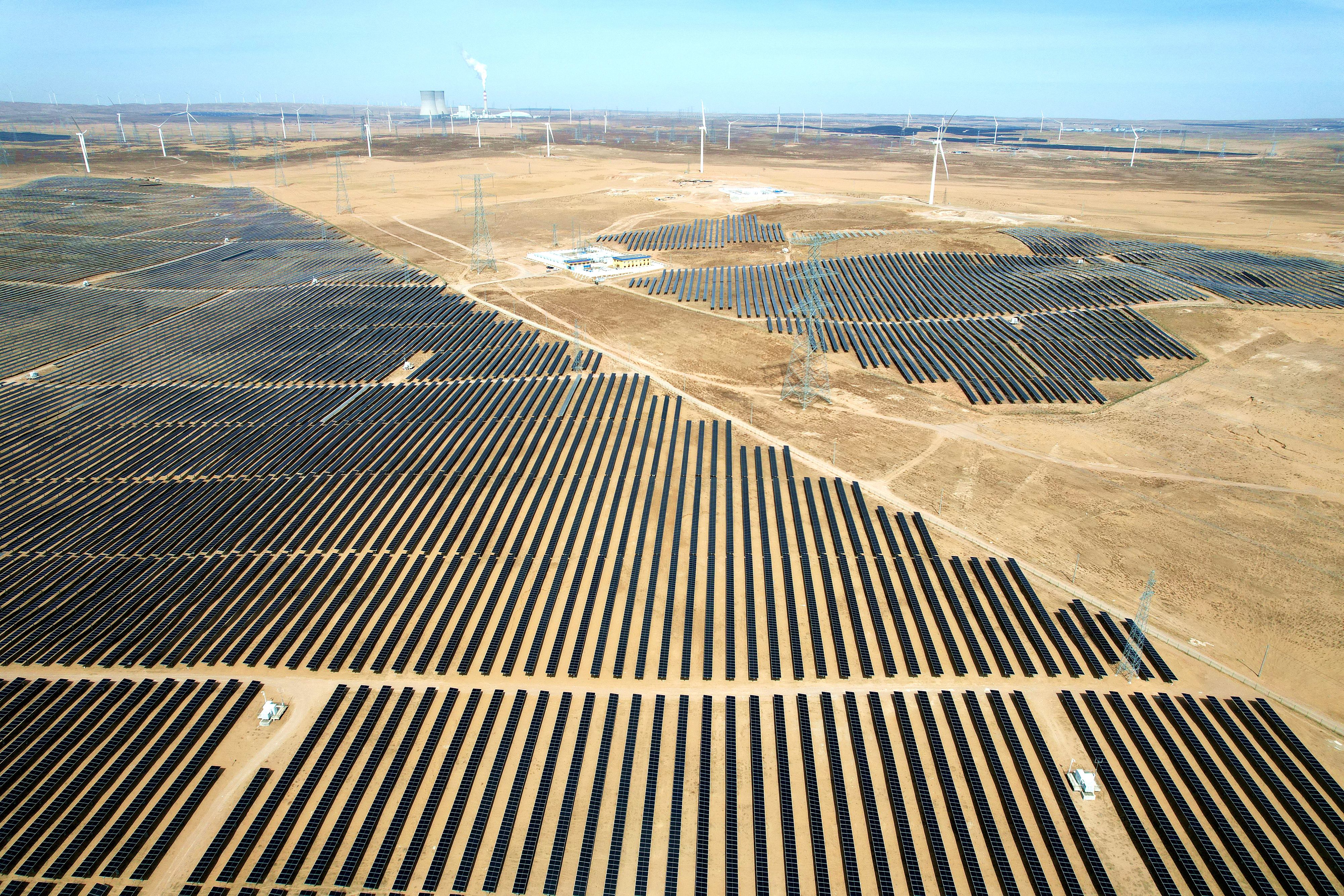 2026年3月18日,寧夏銀川,在靈武市白土崗鄉(xiāng)的一處光伏產(chǎn)業(yè)基地,成片的太陽(yáng)能光伏板匯成一片“藍(lán)色海洋”。